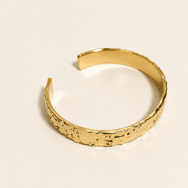 Bracelete dourado com texturas organicas