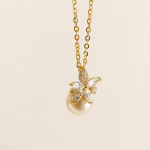 Colar dourado com flor e pérola