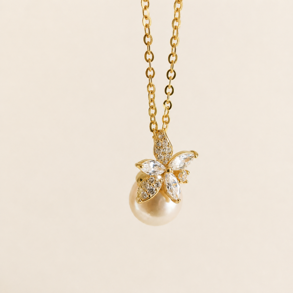 Colar dourado com flor e pérola