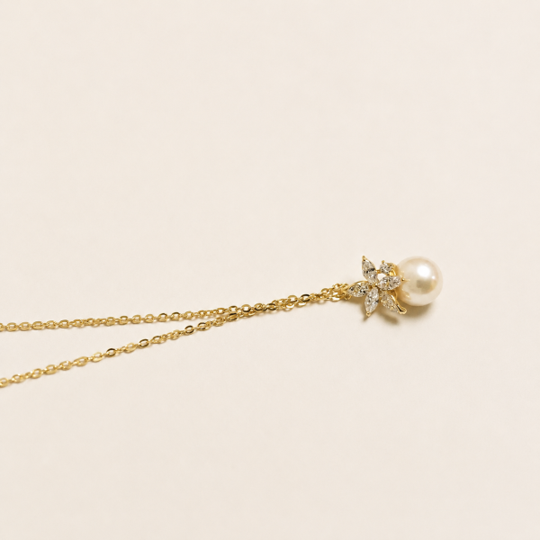 Colar dourado com flor e pérola