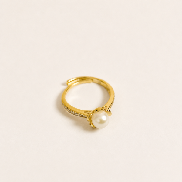 Anel dourado de florzinha e pérola
