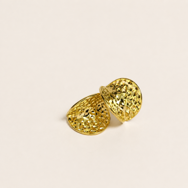 Brinco moderno dourado com texturas