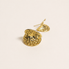 Brinco moderno dourado com texturas