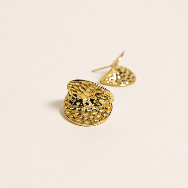 Brinco moderno dourado com texturas