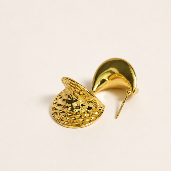 Brinco moderno dourado com texturas