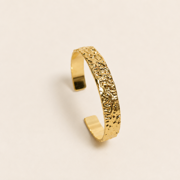 Bracelete dourado com texturas organicas