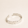Bracelete prata com texturas organicas