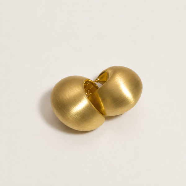 Brinco dourado moderno meia argola