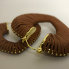 Brinco max dourado com castanho