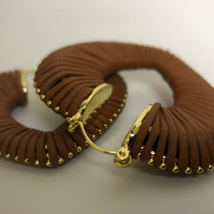 Brinco max dourado com castanho