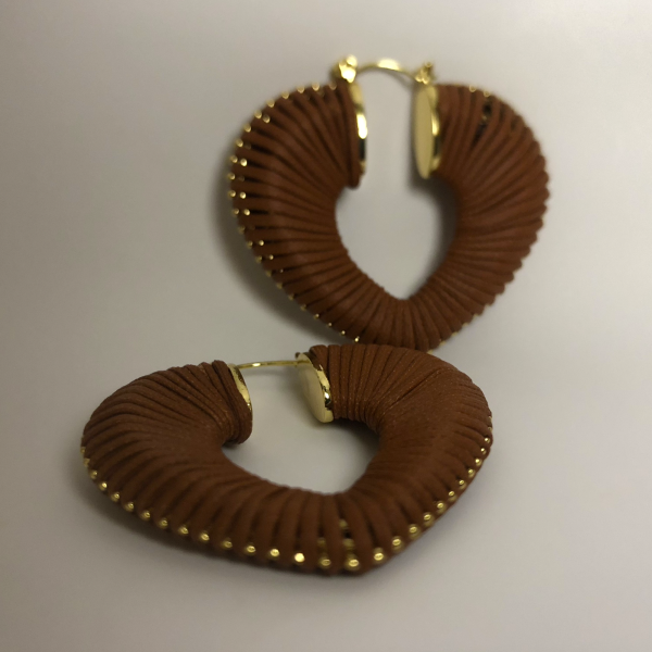 Brinco max dourado com castanho